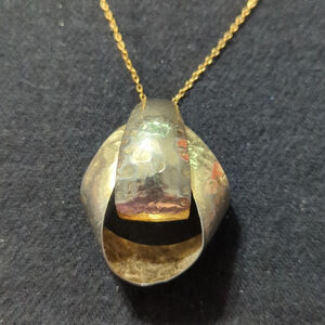 Gold Tone Hammered Metal Curved Hoop Lightweight Pendant Statement Necklace